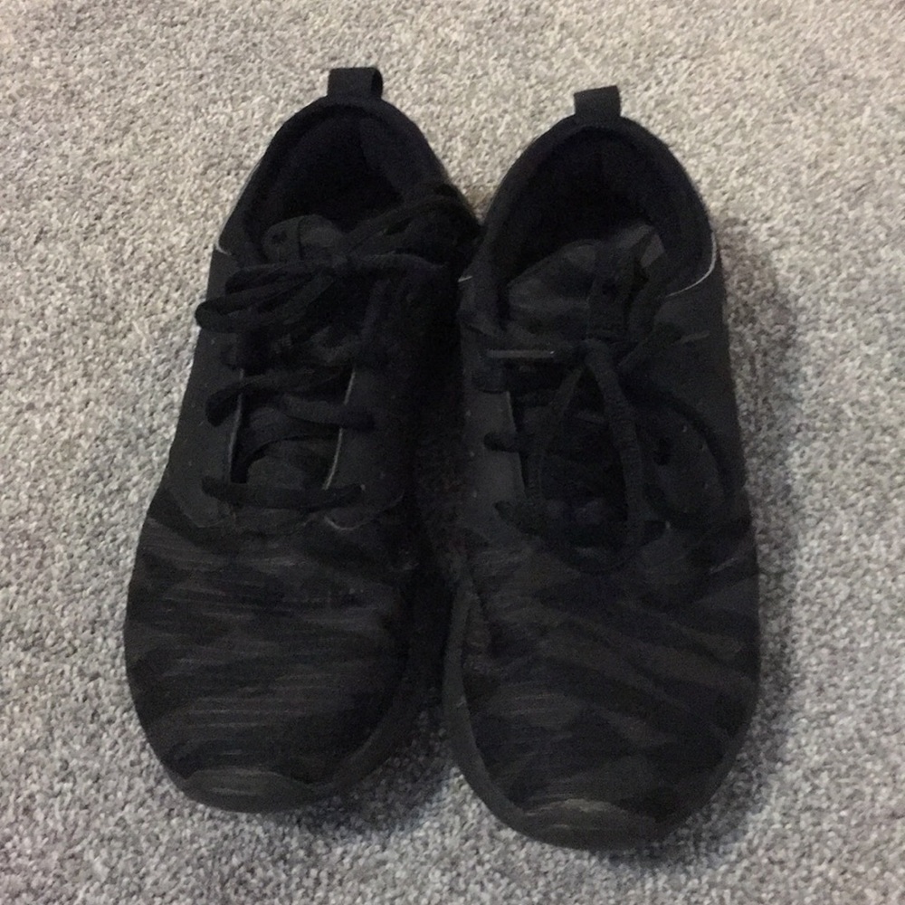 Under armour tennis shoe